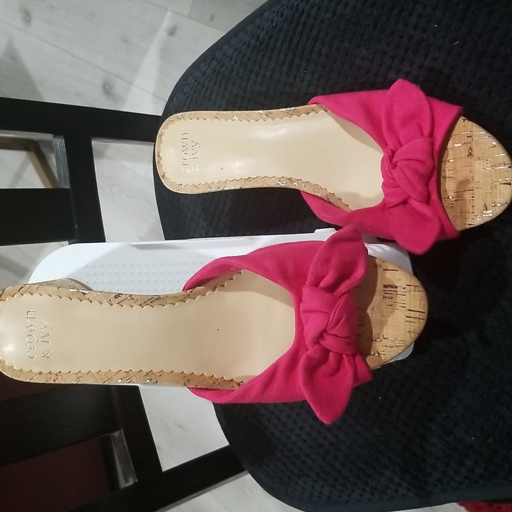 Crown & Ivy fushia Sandals cork with a hint of gold with a cute bow on top.